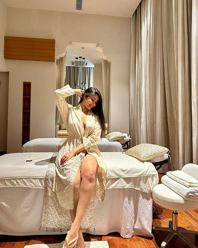 Staggering Glamour Show Of Nikita Sharma In New York